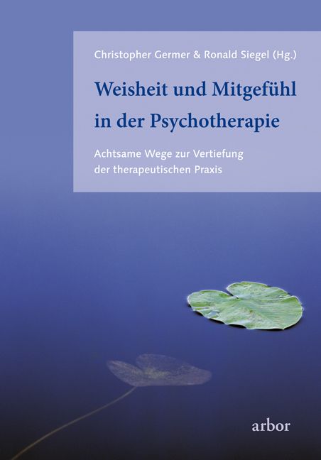 Buchcover: Weisheit und Mitgefühl in der Psychotherapie. Titel und Autorennamen. Hintergrund: Wasser mit Seerosenblatt.