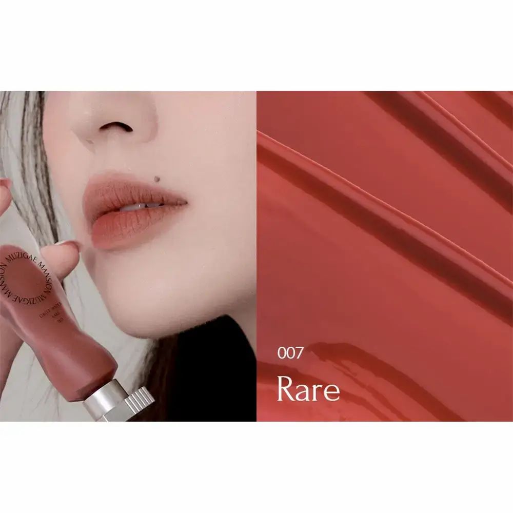 Lippenfarbe 007 Rare, in Tube, neben Gesicht einer Frau. Text: 007 Rare.