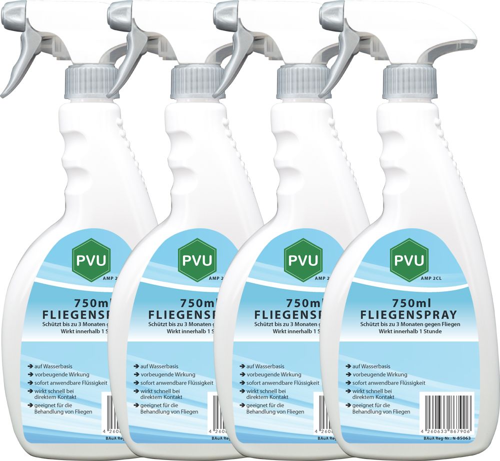 Vier weiße Sprühflaschen mit PVU-Logo und Aufschrift 'Fliegenspray'. Jede Flasche hat einen Sprühkopf und enthält Flüssigkeit.