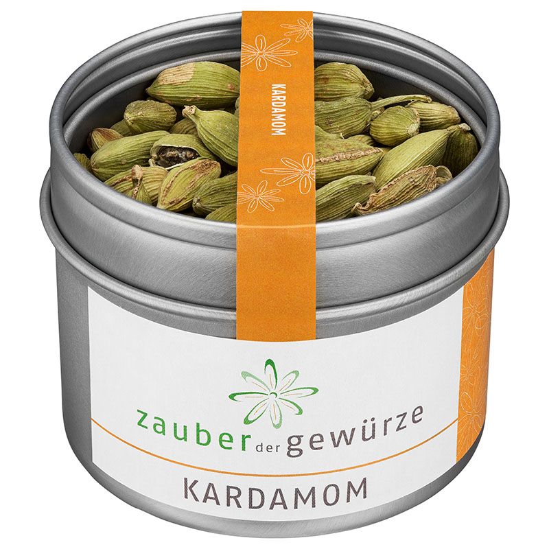Dose mit grünem Kardamom. Aufkleber mit "Zauber der Gewürze" und "Kardamom". Orangefarbener Streifen mit "Kardamom".