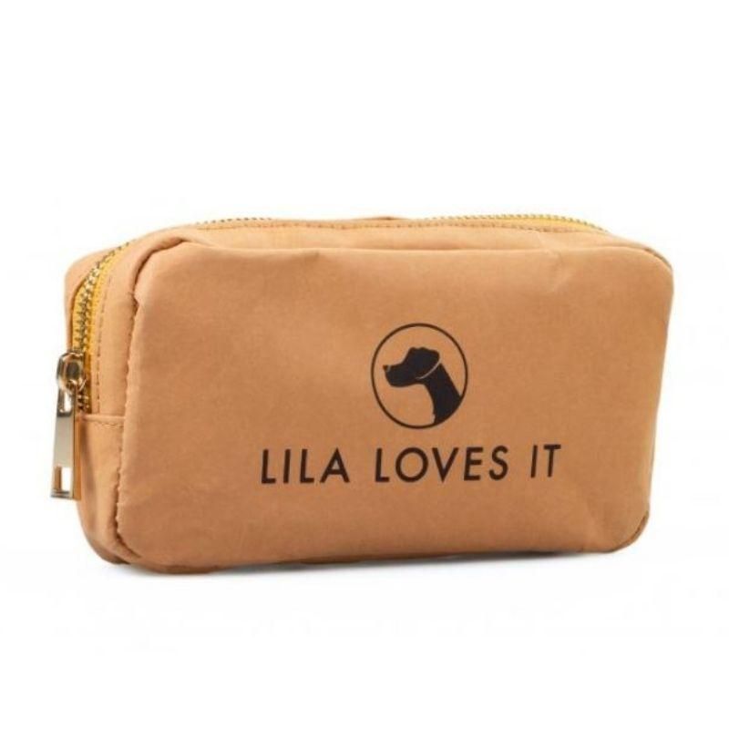 Beige Erste Hilfe Tasche mit Reißverschluss. Aufdruck: Logo und "LILA LOVES IT".