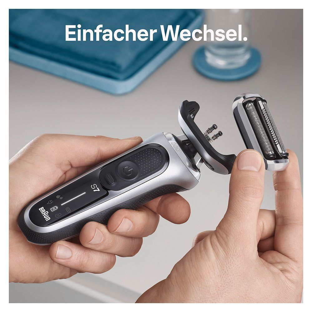 Hände wechseln den Scherkopf eines Braun Series 7 Rasierers. "Einfacher Wechsel" ist auf Deutsch sichtbar.