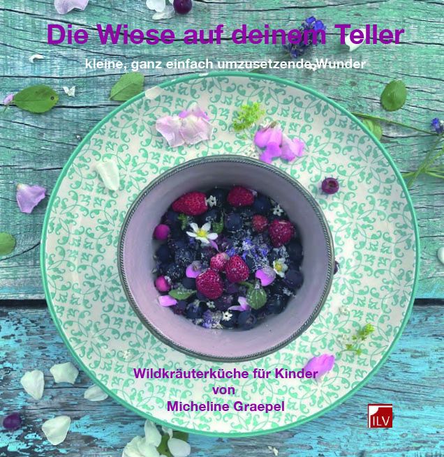 Buchcover mit Titel "Die Wiese auf deinem Teller". Darunter Beeren und Blüten in einer Schale auf einem Teller.