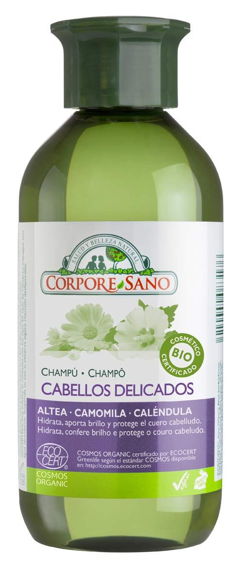Grüne Flasche mit weißem Etikett. Text: Corpore Sano, Champú Cabellos Delicados, Cosmos Organic. Bio-Zertifizierung.