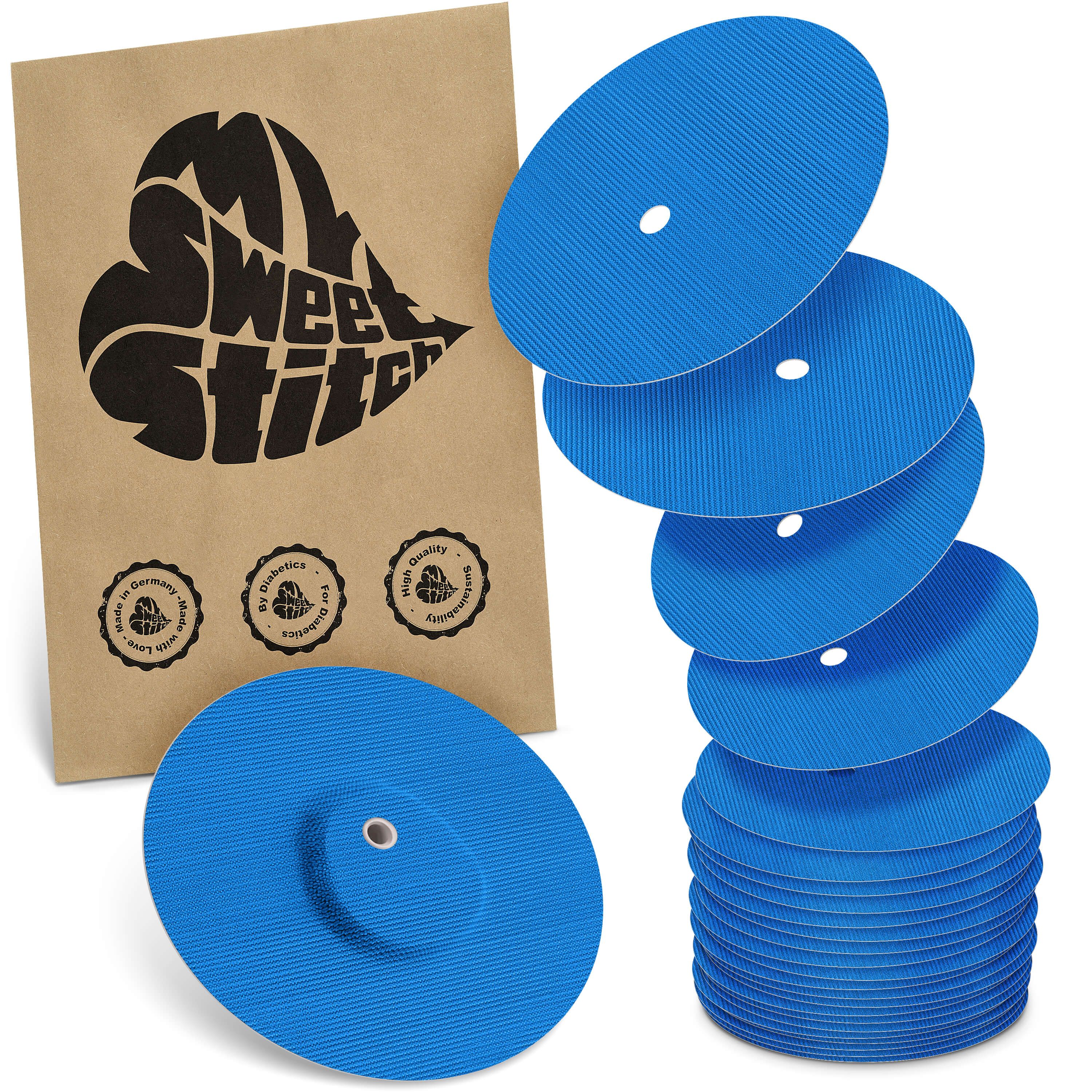 Blaue, runde Pflaster mit Loch, gestapelt und in einer braunen Verpackung. Aufdruck: MySweetStitch. Siegel: Made in Germany, Quality.