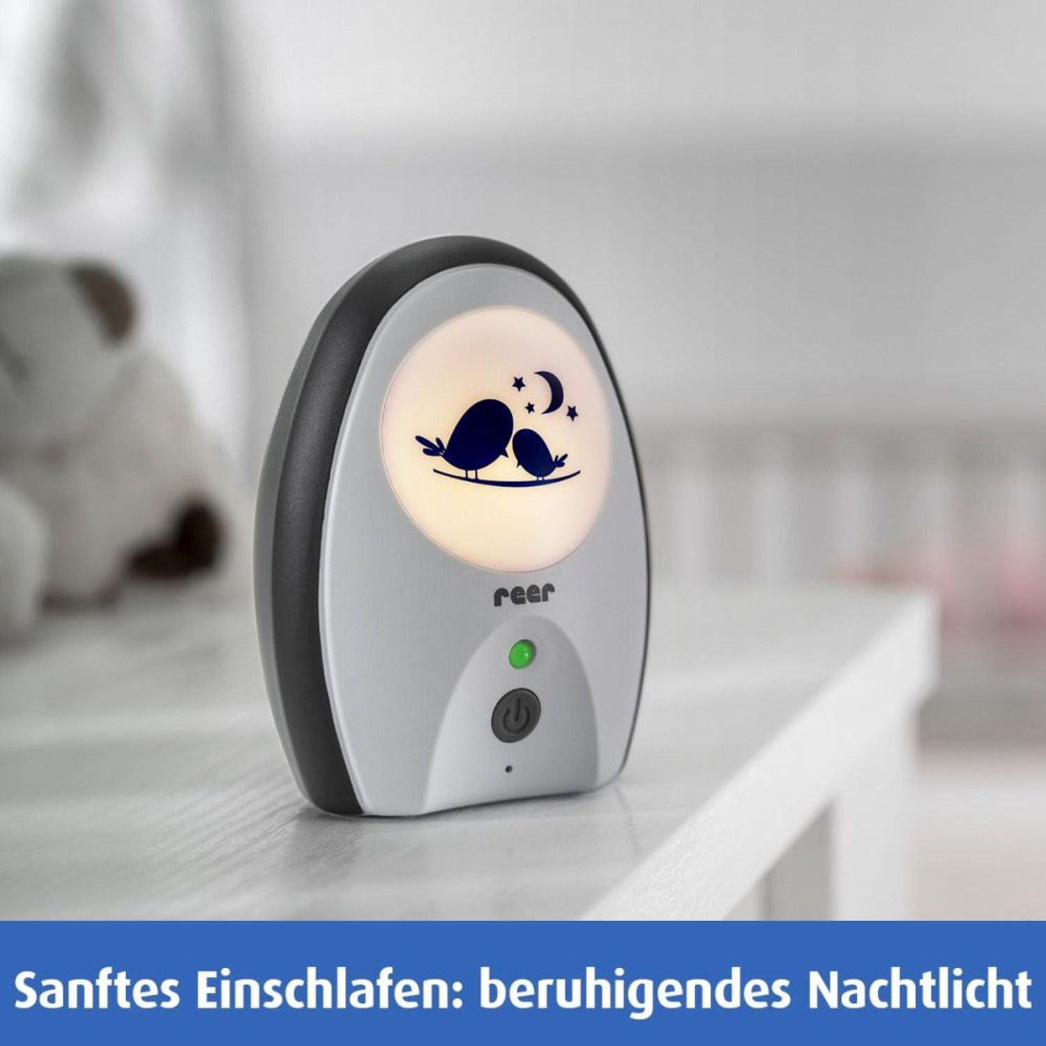 Babyphone mit VOX MODE-Anzeige neben einem Kinderbett.
