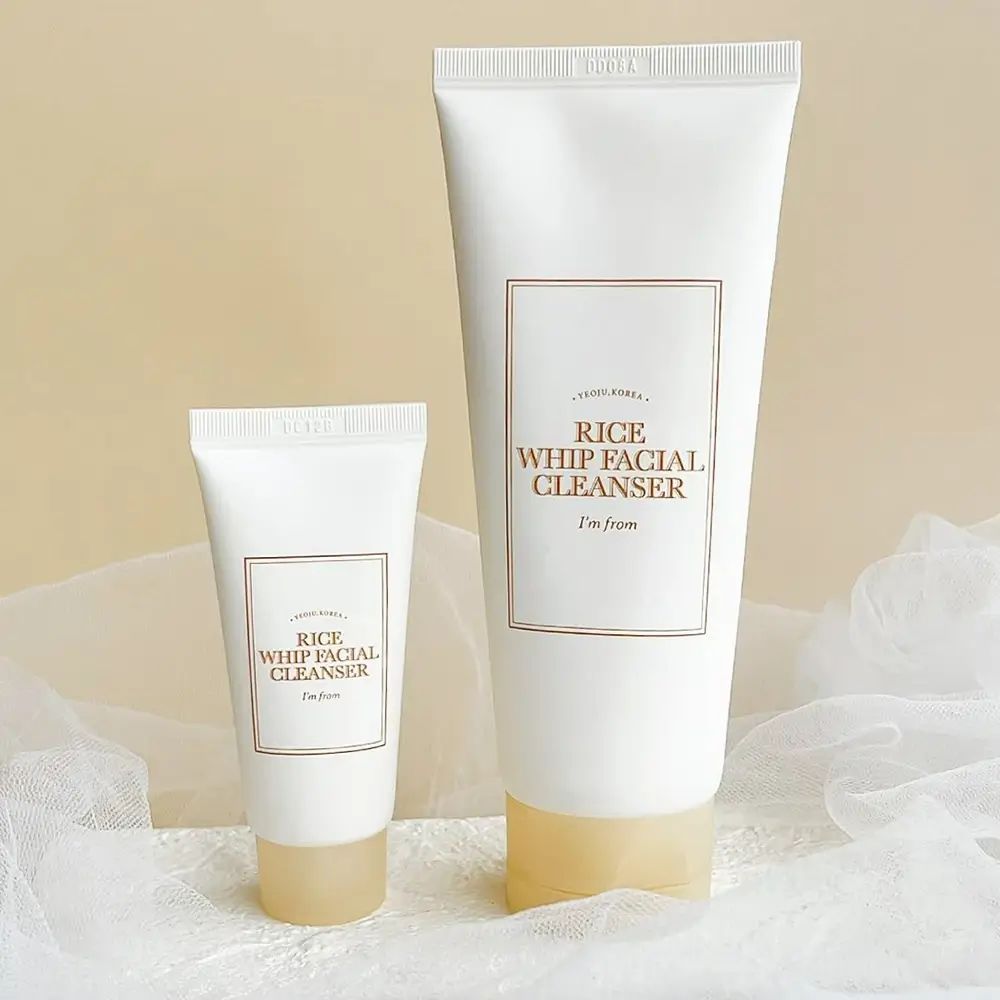 Zwei Tuben 'Rice Whip Facial Cleanser' mit goldfarbenen Verschlüssen. Marke 'I'M FROM'.