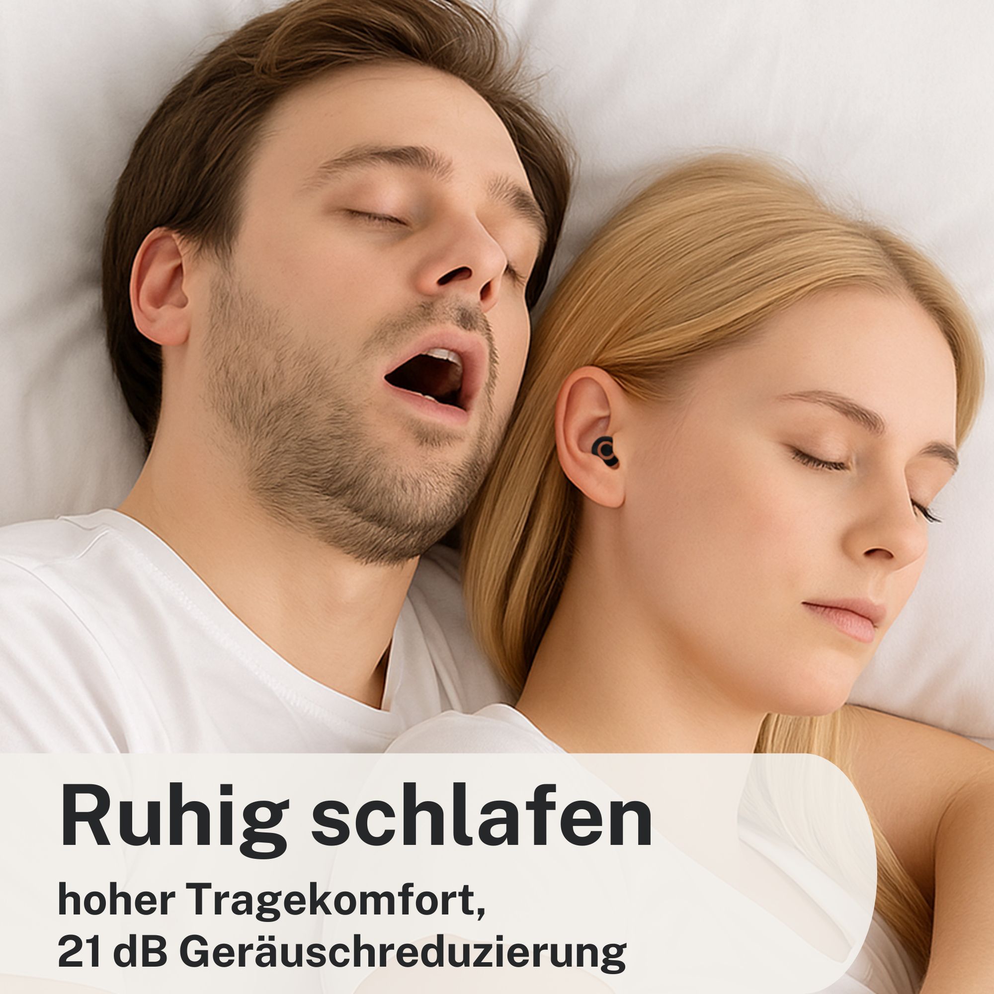 Paar schläft. Mann schnarcht, Frau mit Ohrstöpsel. Text: Ruhig schlafen, hoher Tragekomfort, 21 dB Geräuschreduzierung.