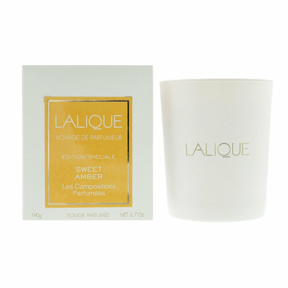 Weiße Kerze und Verpackung. Goldfarbener Schriftzug "Lalique". Auf der Verpackung "Sweet Amber".