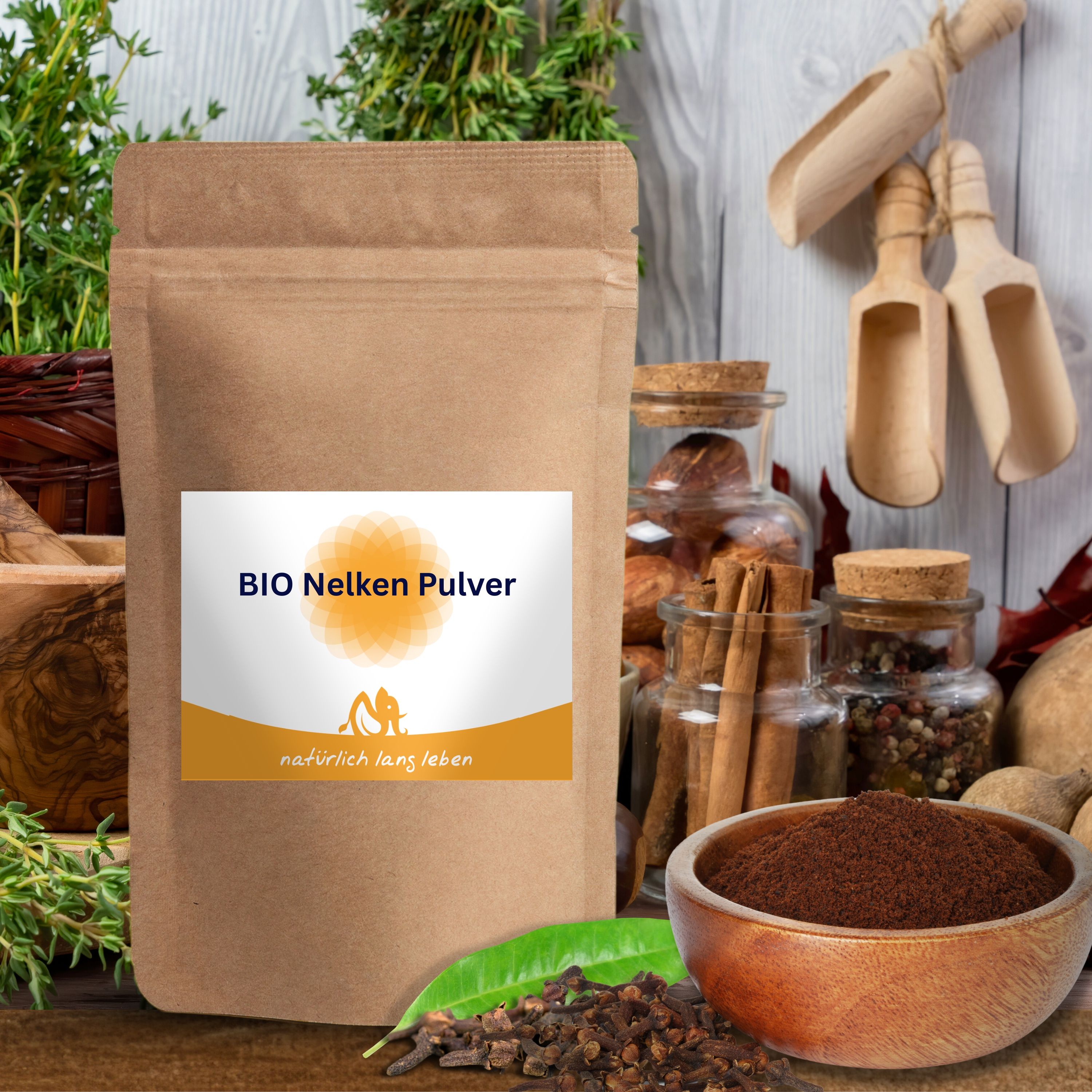 Braune Papiertüte mit Etikett. Aufschrift: BIO Nelken Pulver. Logo: Sonne und Figur. Untertitel: natürlich lang leben. Im Hintergrund Gewürze.