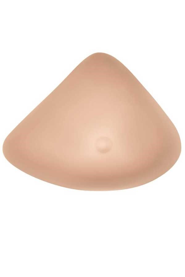 Brustprothese in mittlerer Brustform. Hautfarbenes, tropfenförmiges Produkt. Oberseite abgerundet, Unterseite flach.