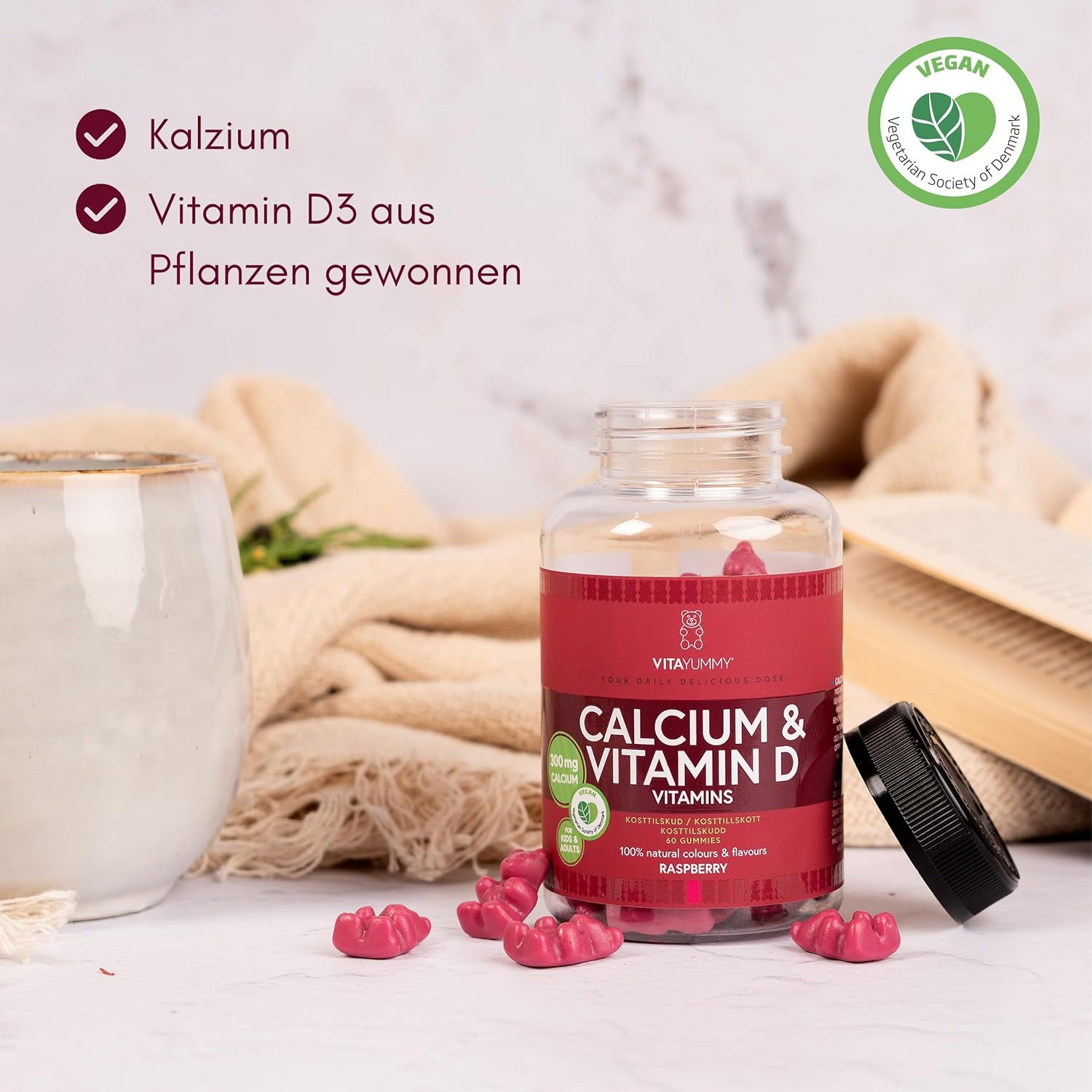 Flasche VITAYUMMY Calcium & Vitamin D3 mit Gummibärchen. Vegan-Siegel. Text: Kalzium, Vitamin D3 aus Pflanzen gewonnen.