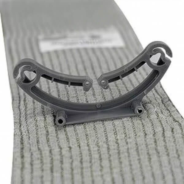 Detailansicht des Verschlussmechanismus einer olivgrünen Notfallbinde.