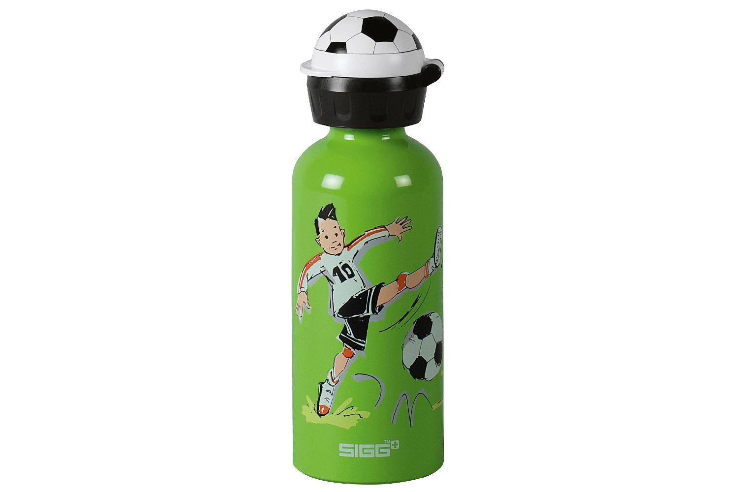 Grüne Trinkflasche mit Fußball-Design und Fußballspieler-Illustration. Schwarzer Deckel mit Fußball-Motiv. SIGG-Logo unten.