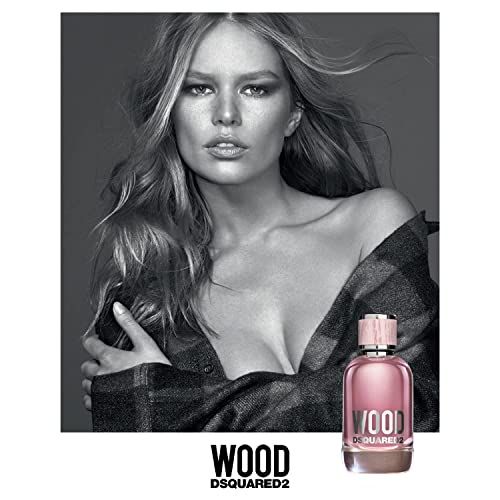 Dsquared2 Wood Eau de Toilette Flakon neben Porträt einer Frau, mit silbernem "WOOD" Schriftzug.
