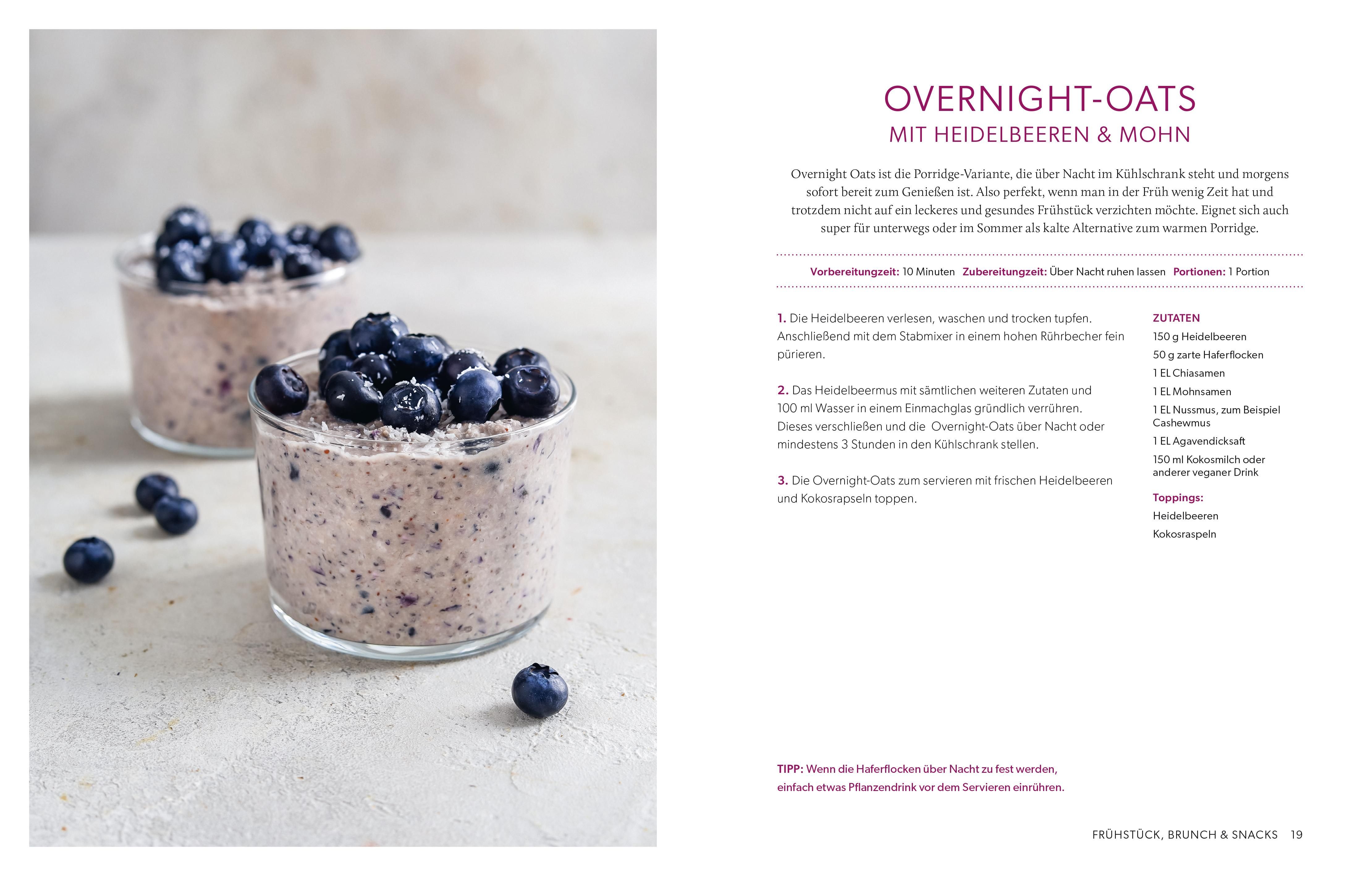 Buchseite mit Rezept für Overnight-Oats mit Heidelbeeren und Mohn. Zwei Gläser mit Blaubeeren.