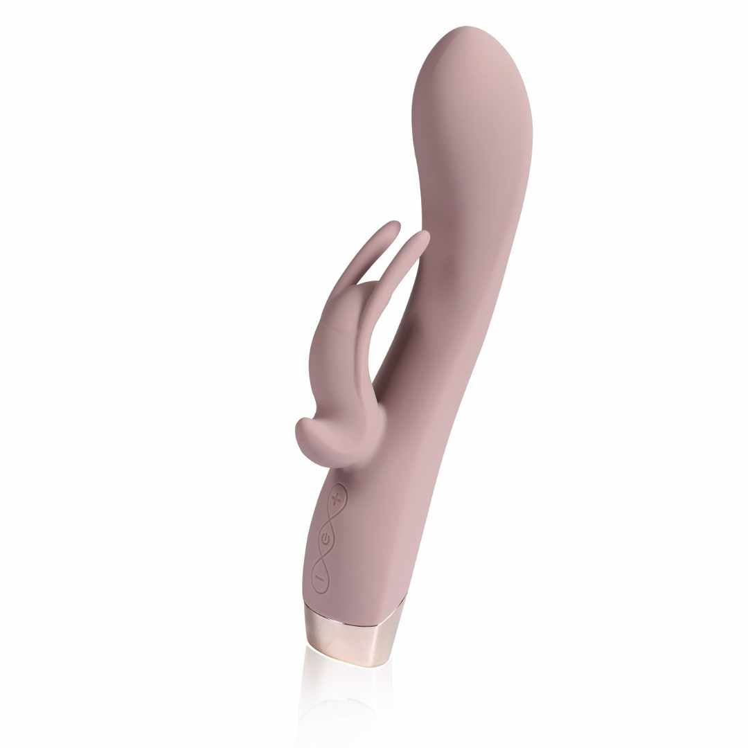 Rosa Vibrator mit Hasenohren-Design. Goldfarbener Sockel. Glatte Oberfläche. Auf weißem Hintergrund.