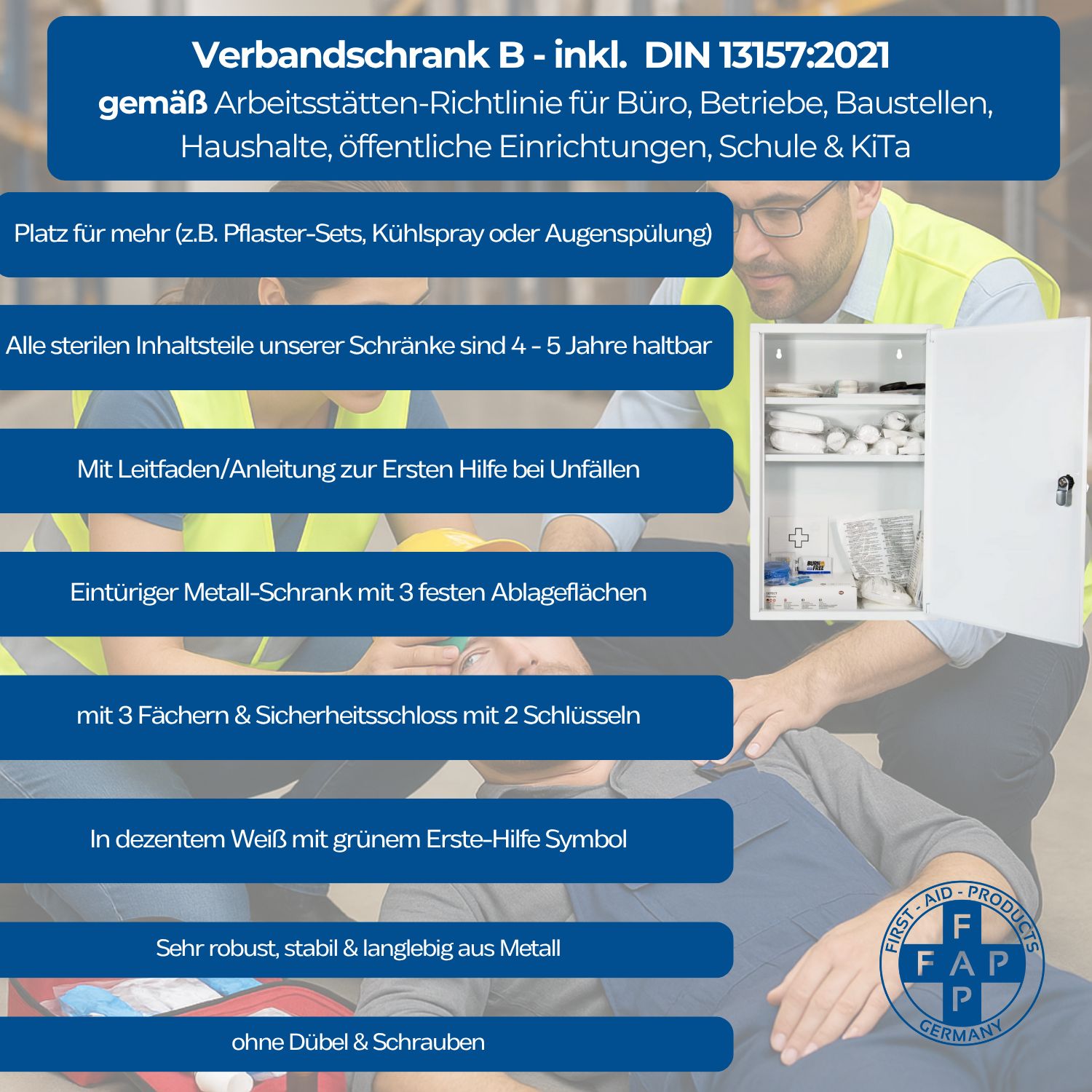 Weißer Verbandschrank mit grünem Kreuz. Geöffnet, Innenraum mit Erste-Hilfe-Materialien. Person hilft Verletztem. FAP-Logo.
