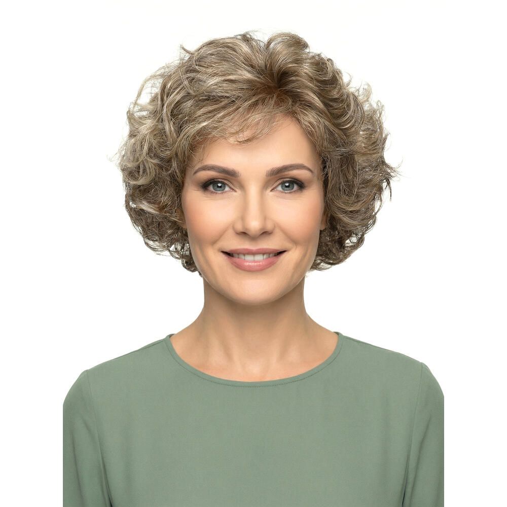 Perücke mit lockigem, blondiertem Haar. Die Frau trägt ein grünes Oberteil. Frontansicht.