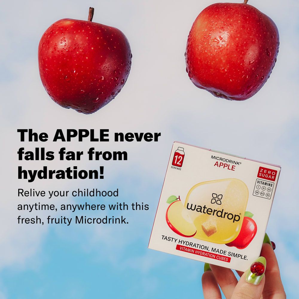 Zwei Äpfel und Verpackung von waterdrop® Microdrink Apfel vor blauem Himmel.