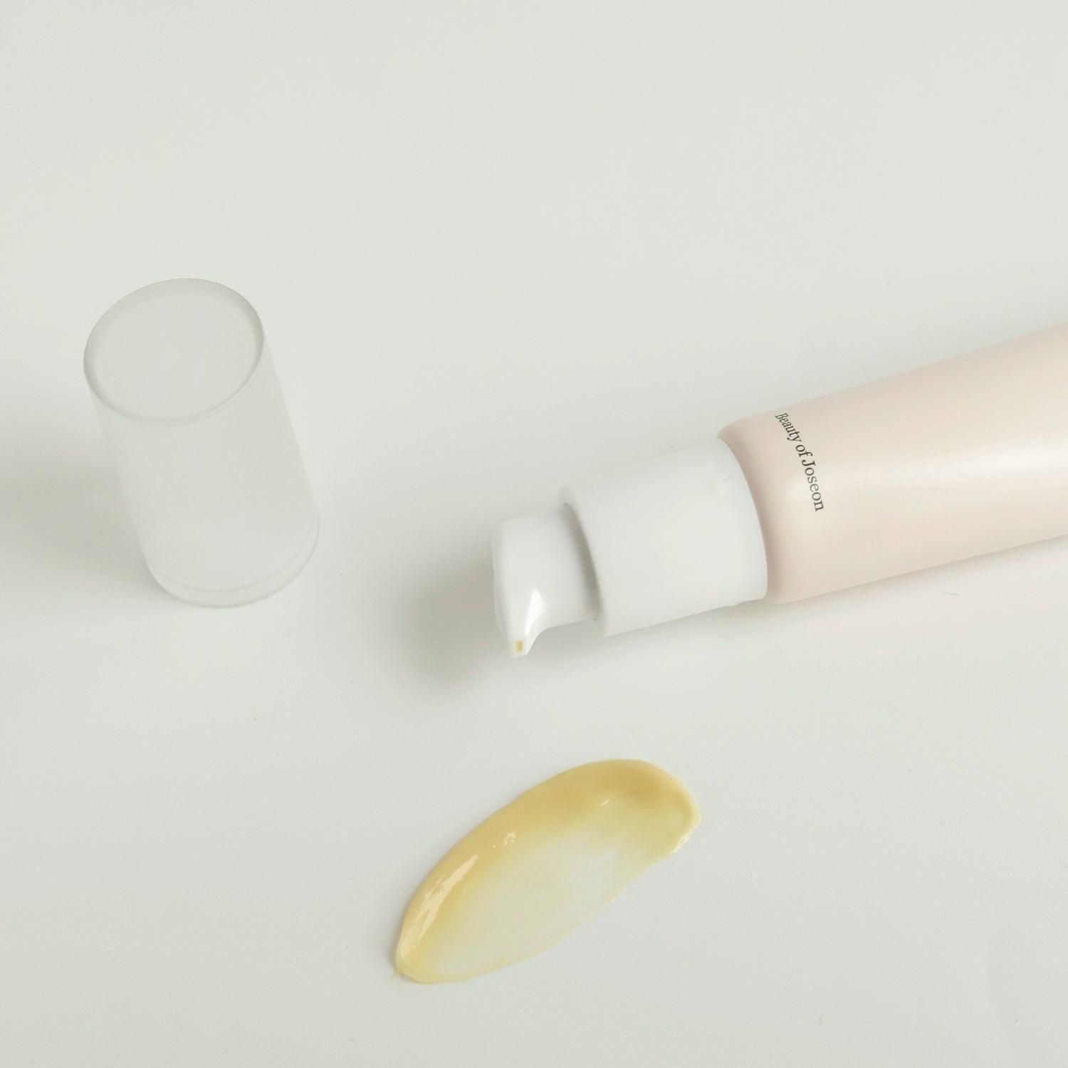 Tube mit weißem Pumpkopf und gelbem Serum. Text: Beauty of Joseon.