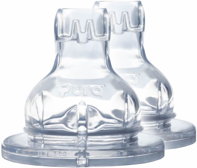 Zwei transparente Silikon-Trinklernaufsätze. Die Aufsätze haben eine runde Basis, einen bauchigen Körper und einen gezahnten oberen Teil. Das Wort "pura" ist sichtbar.