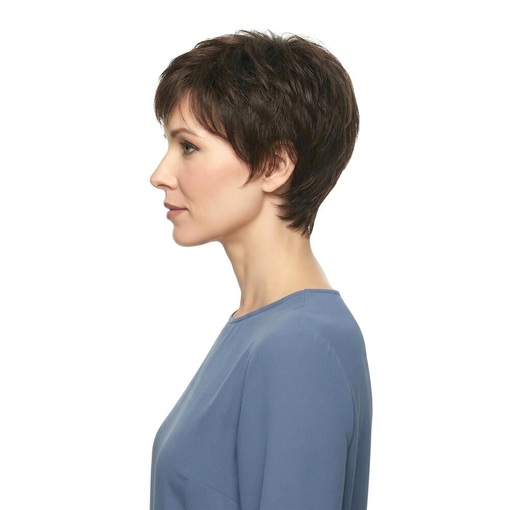 Kurzhaarperücke in Braun, seitliche Ansicht einer Frau. Das Haar ist kurz geschnitten und leicht gestuft.