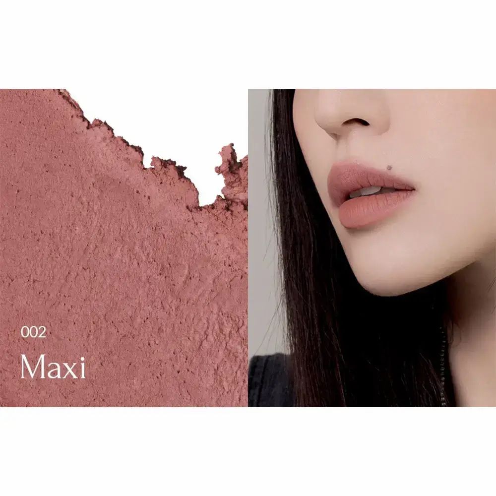 Nahaufnahme von Lippen und Lippenstift-Abstrich. Lippenstift-Abstrich und Lippen mit Lippenstift 002 Maxi.