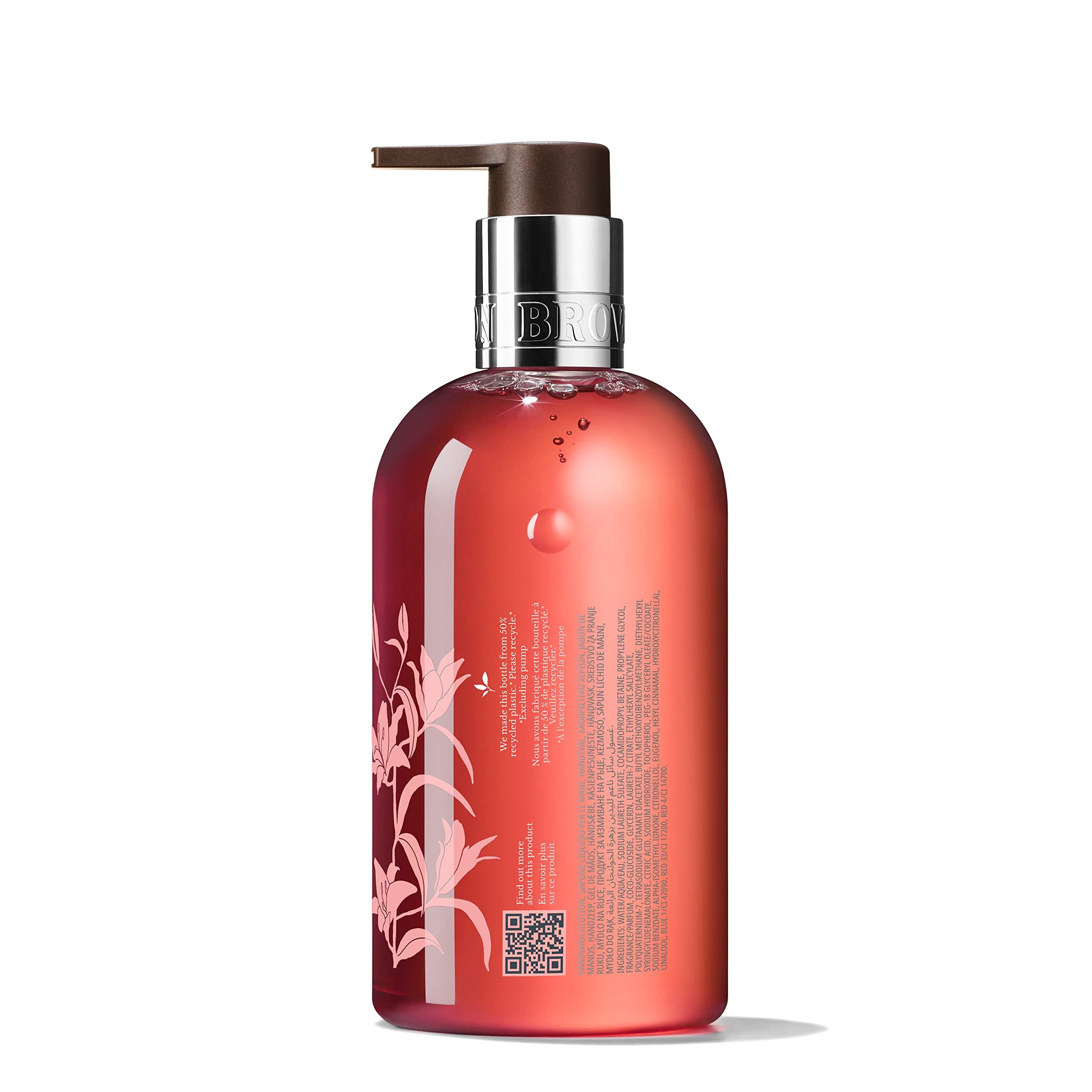 Rückseite einer roten Flüssigseife mit Pumpverschluss. Text: Molton Brown, Heavenly Gingerlily. QR-Code und Text.