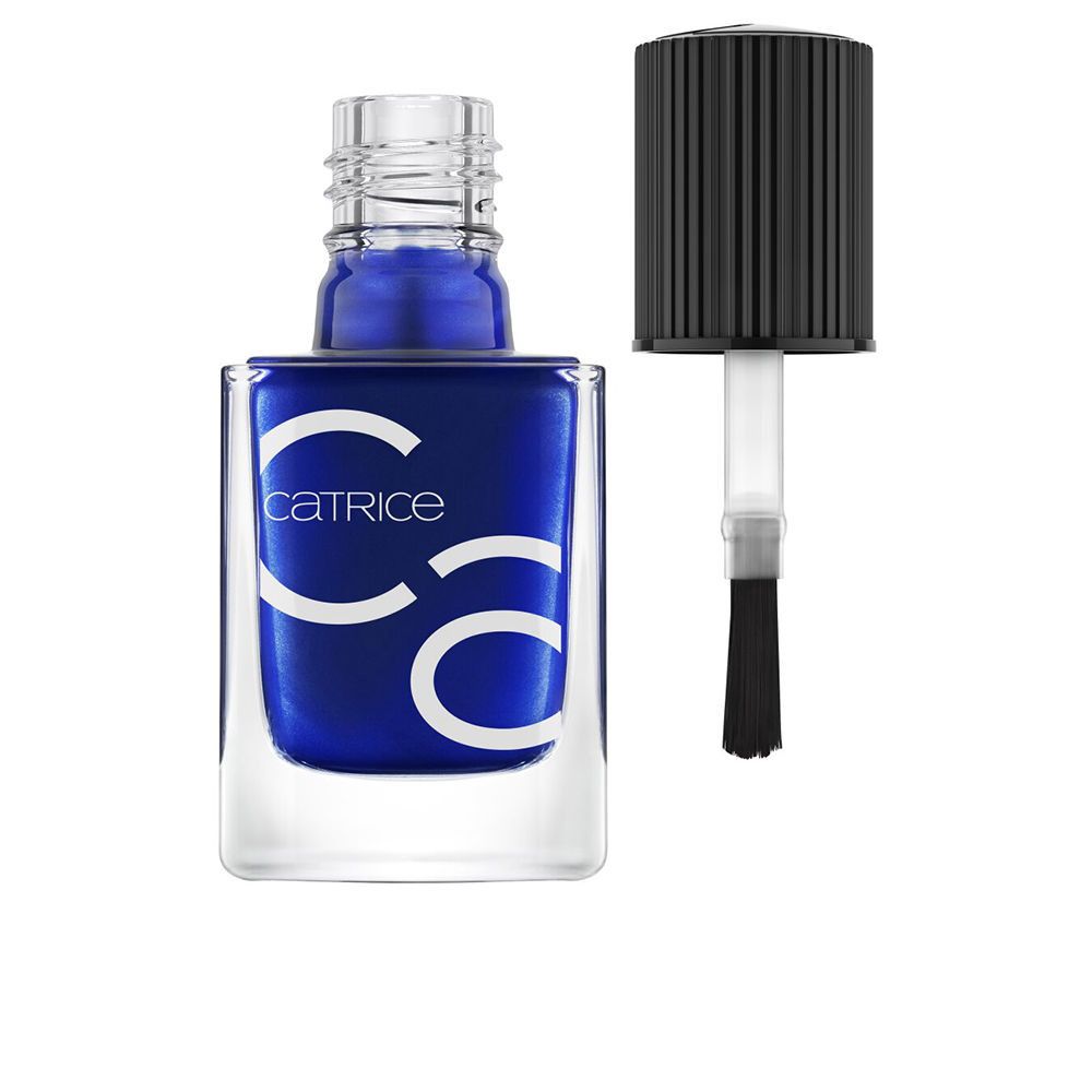 Blauer Nagellackflakon mit schwarzem Deckel und Pinsel. Auf dem Flakon steht "Catrice".