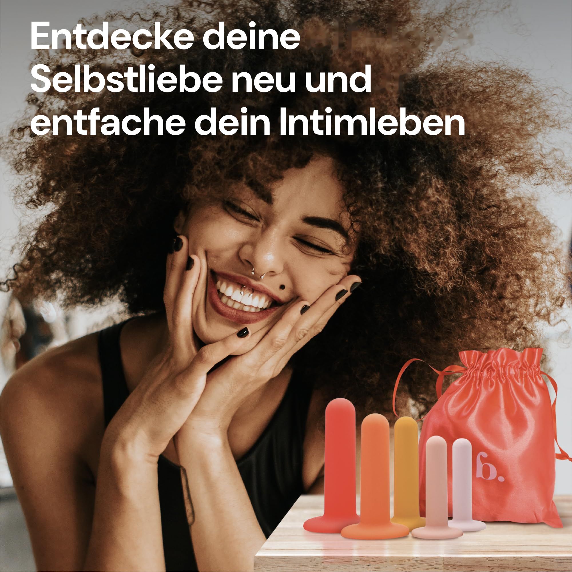 Fünf farbige Silikon-Dilatatoren in verschiedenen Größen, aufgereiht nebeneinander, mit einem roten Beutel im Hintergrund.