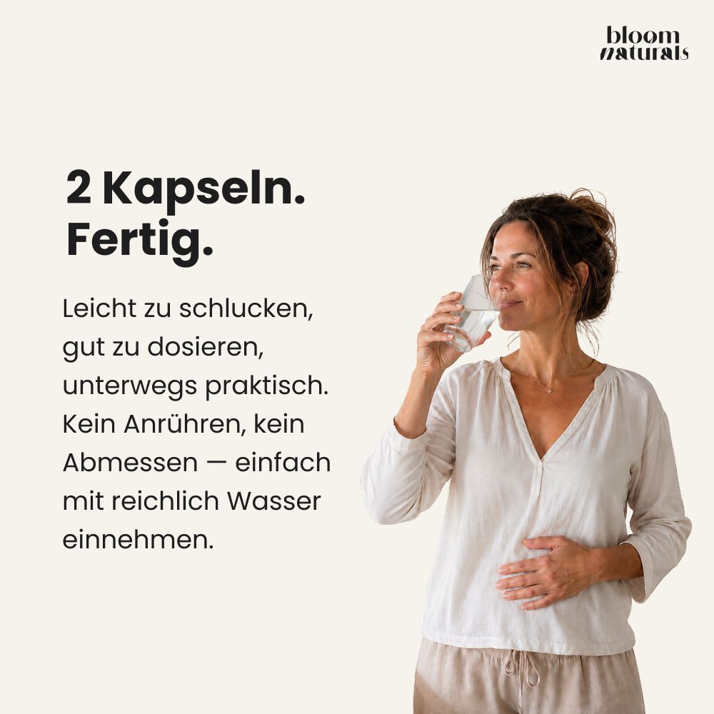 Frau trinkt ein Glas Wasser, neben Text über einfache Einnahme von 2 Kapseln.