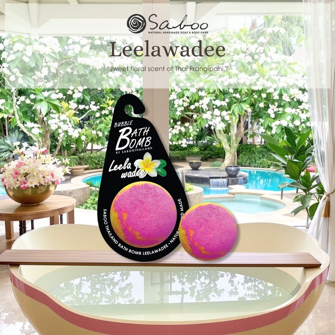 Zwei rosa-gelbe Badebomben auf einem Steg. Im Hintergrund: Pool und Garten. Text: Leelawadee, Saboo Thailand.