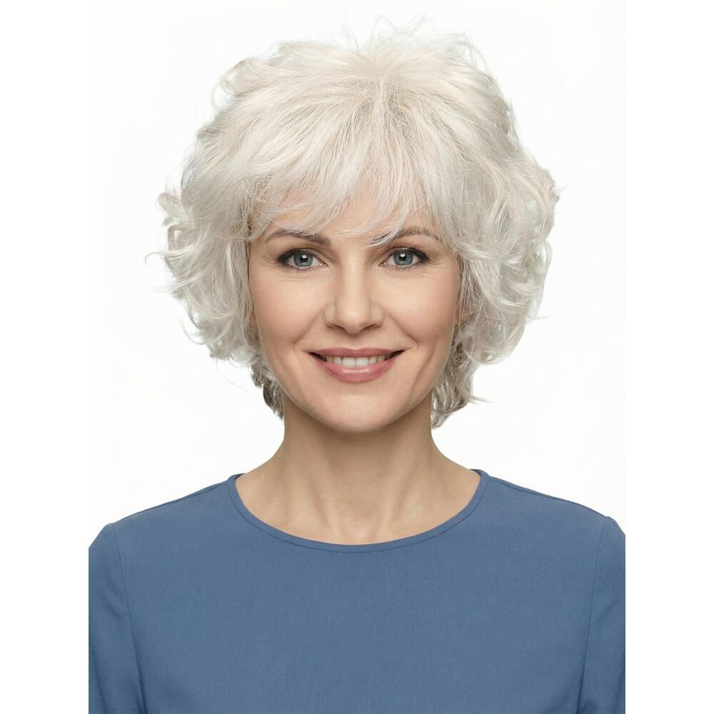 Perücke Lillith von trendhair. Kurze, lockige, graue Kunsthaarperücke. Frontalansicht einer Frau mit blauem Oberteil.
