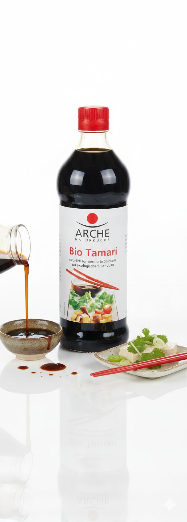 Arche Bio Tamari Sojasauce wird in eine kleine Schale gegossen, daneben Garnitur.