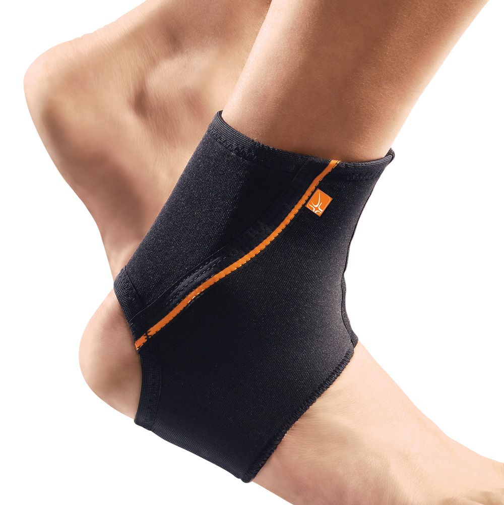 Schwarze Knöchelorthese mit orangefarbener Naht und Logo. Am Fuß einer Person getragen.