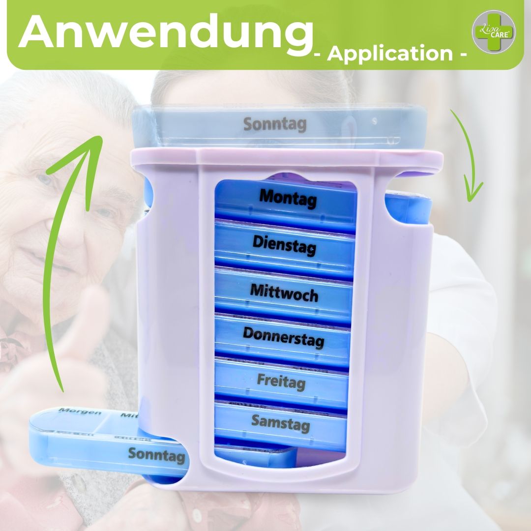 Medikamentendosierer in Anwendung. Deckel wird geöffnet. Blaue Tablettenfächer mit Wochentagen beschriftet.