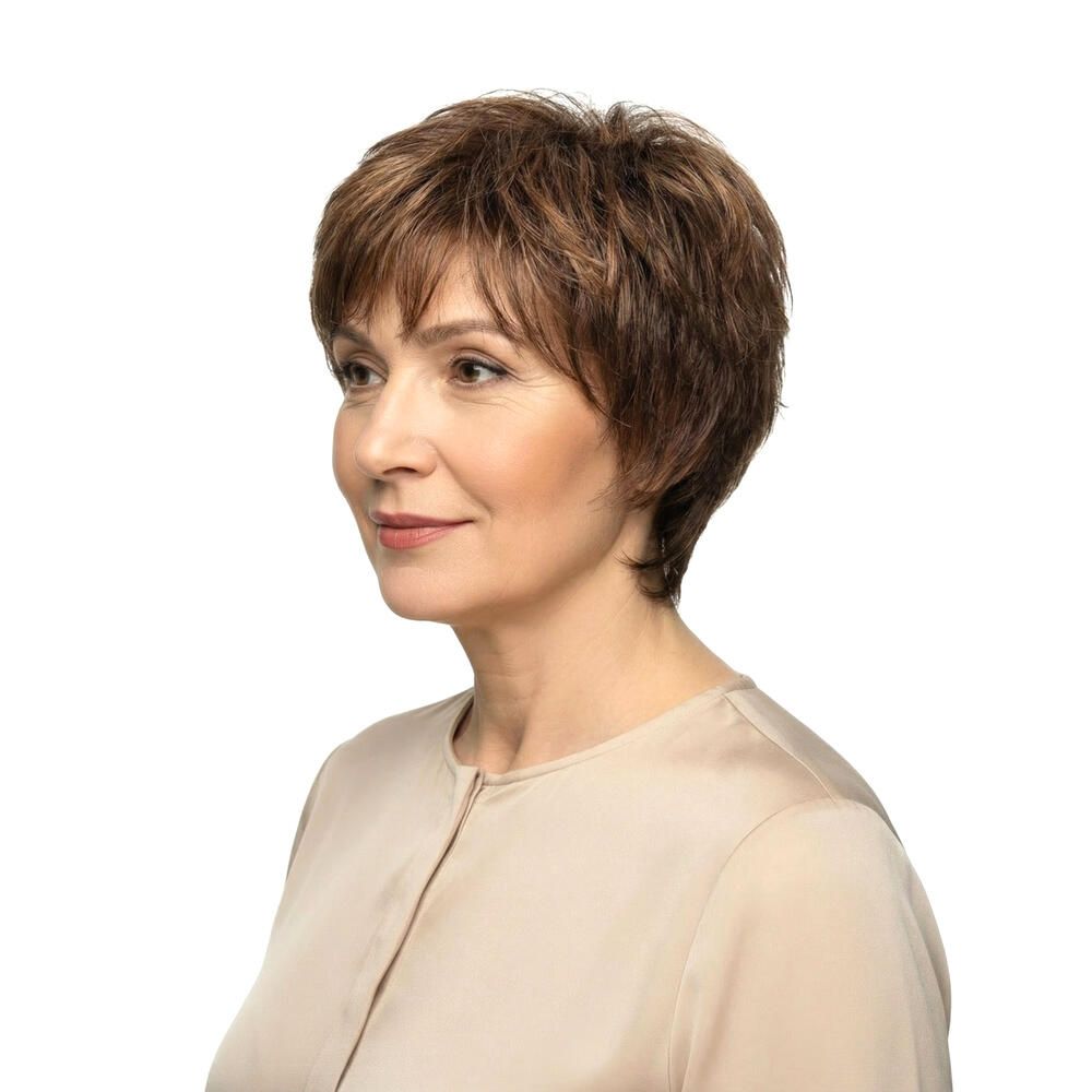 Kurzhaarperücke, braun, mit Pony. Frau trägt beigefarbenes Oberteil. Seitenansicht.