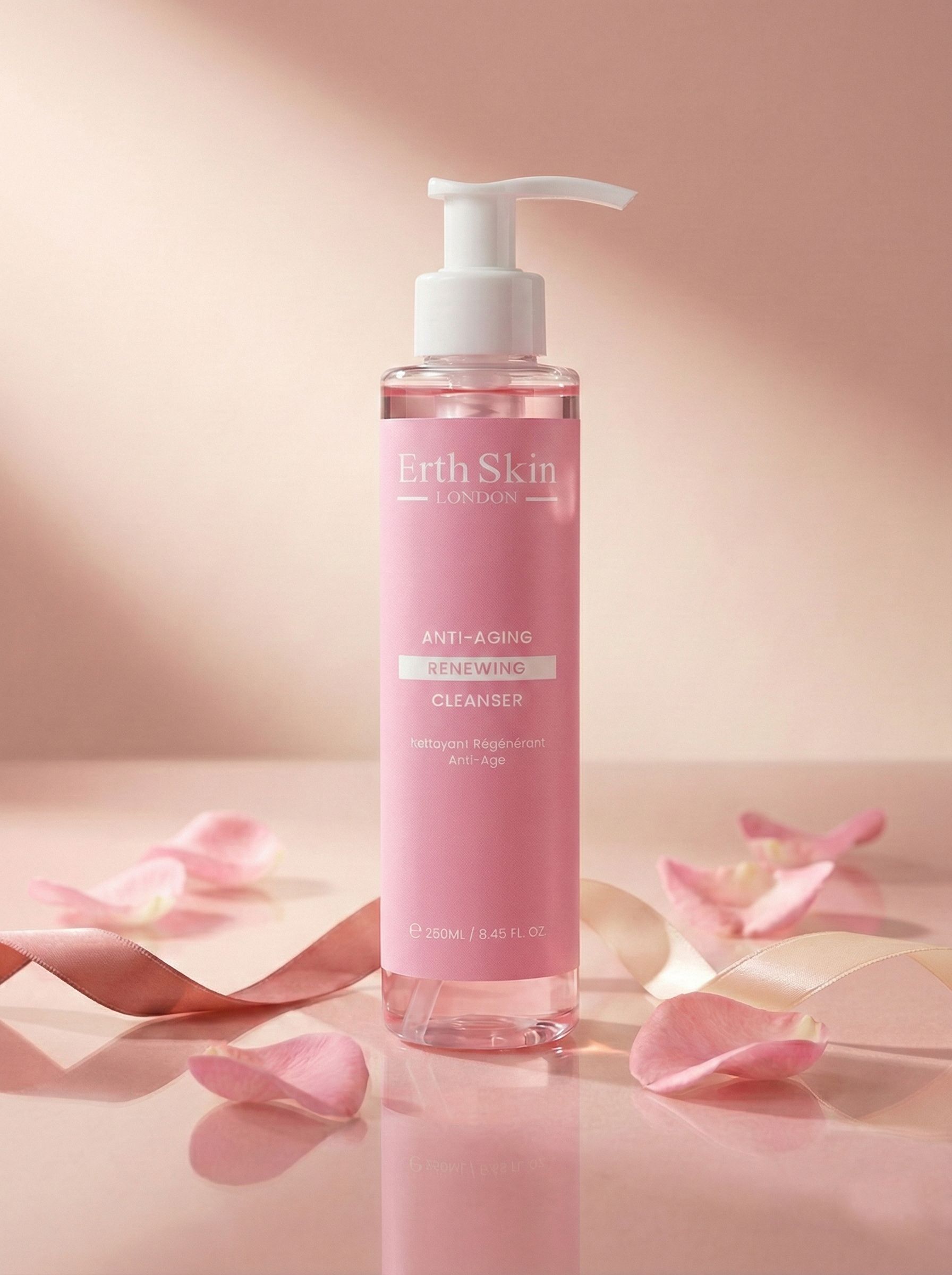 Rosa Flasche mit Pumpe, umgeben von Rosenblättern und Schleifen. Aufschrift: Erth Skin London, Anti-Aging Renewing Cleanser.