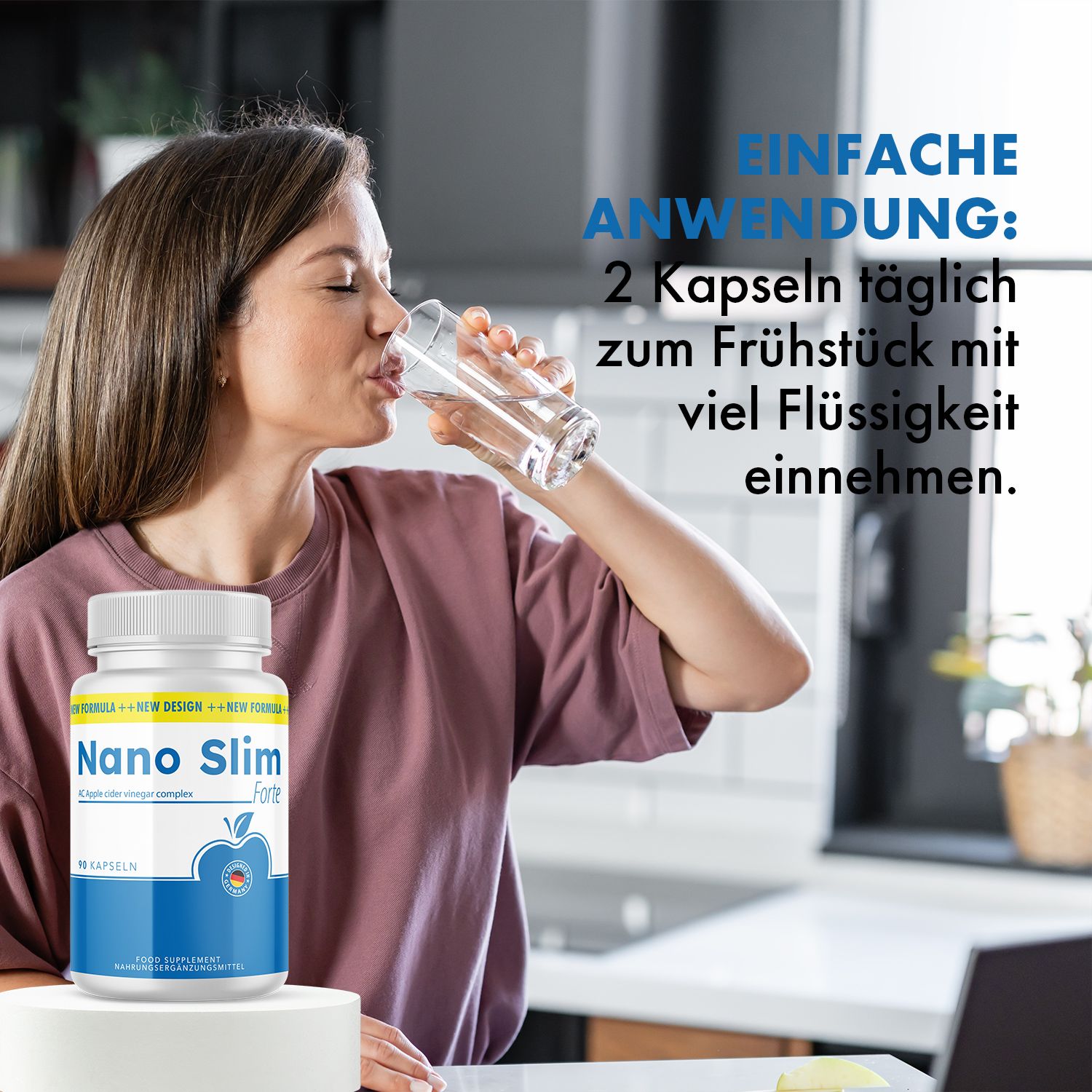Frau trinkt Wasser, neben ihr steht eine Flasche mit blauem Etikett. Aufschrift: Nano Slim Forte, 90 Kapseln. Apfel-Logo. Aufschrift: AC Apple cider vinegar complex.