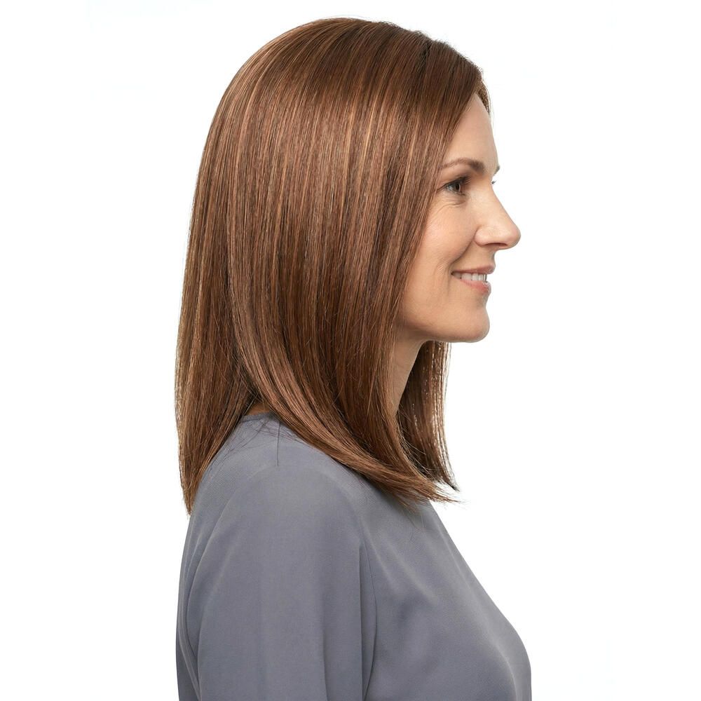 Frau mit brauner Perücke, schulterlang, seitlich. Glattes Haar mit helleren Strähnen. Trägt graues Oberteil.