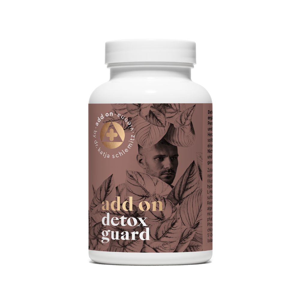 Eine weiße Flasche mit Kapseln, beschriftet mit "Add on Detox Guard". Das Etikett zeigt ein braunes Muster mit Blättern und einem Porträt. Der Deckel ist ebenfalls weiß. Auf der Flasche steht "dr. Katja Schlemitz".