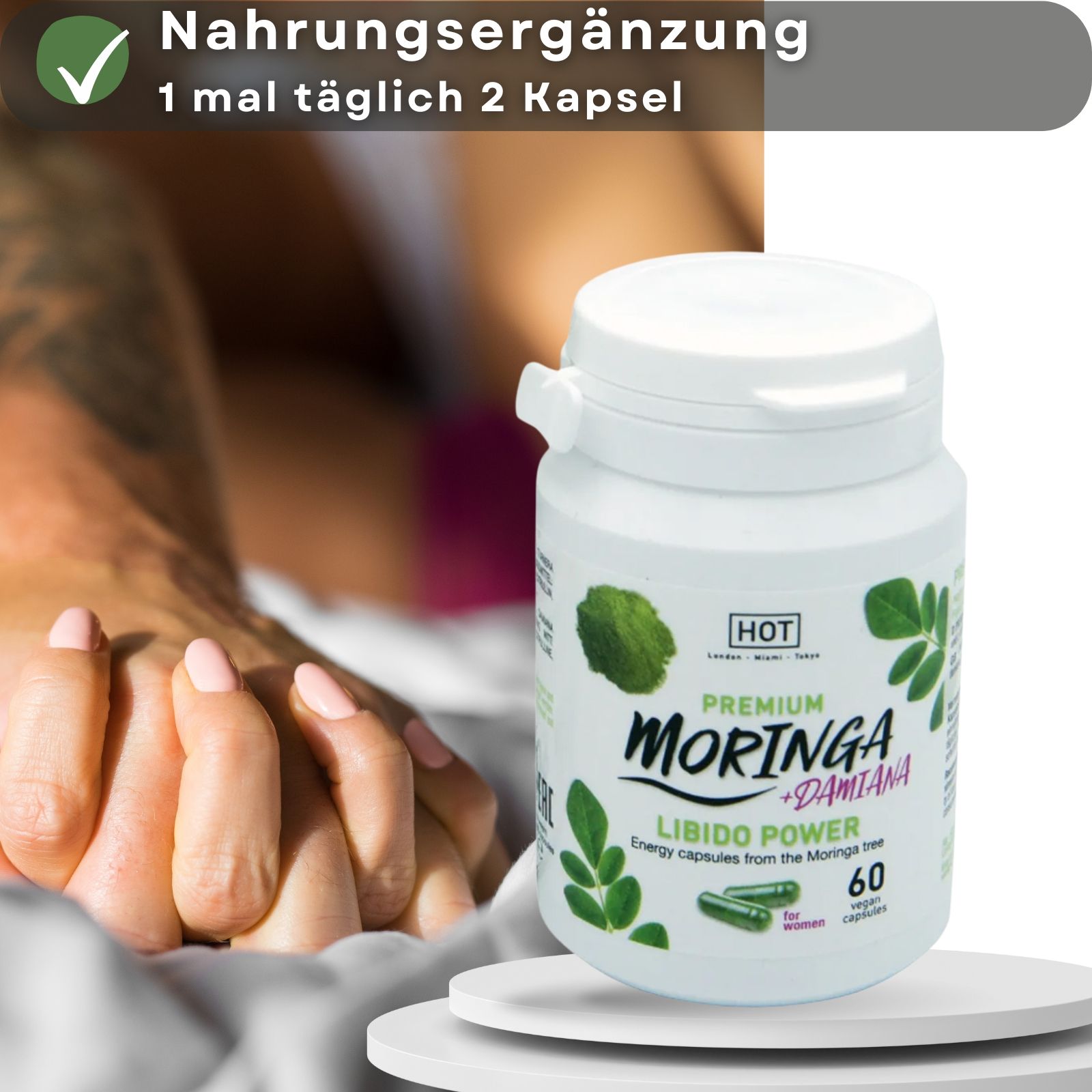 Eine Hand berührt eine andere, neben einer Flasche Moringa + Damiana Libido Power. Hintergrund mit Text.