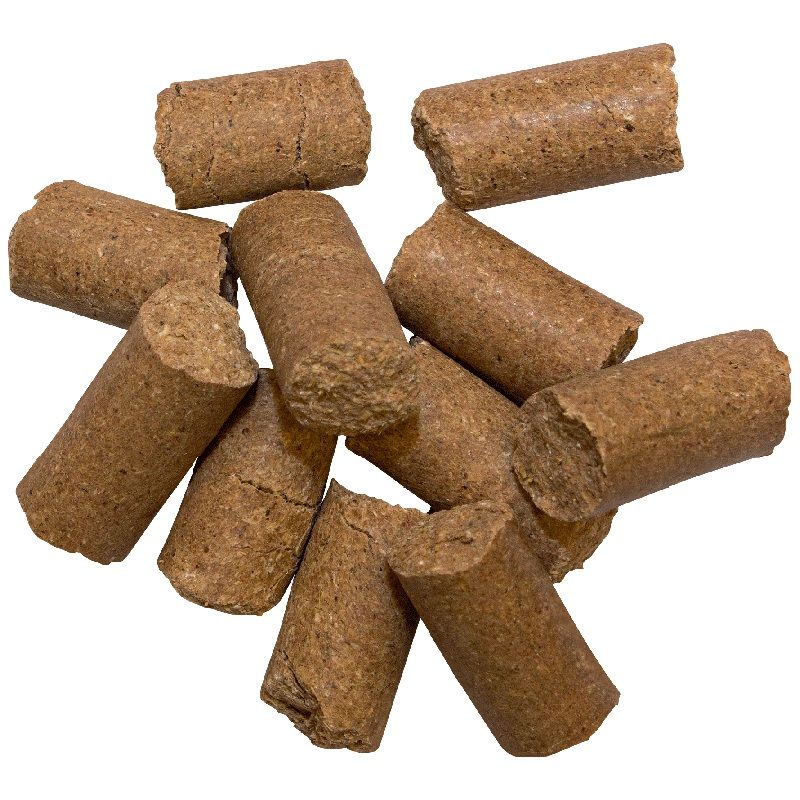 Zehn zylindrische, braune Pellets. Die Enden sind unregelmäßig geformt. Auf weißem Hintergrund.
