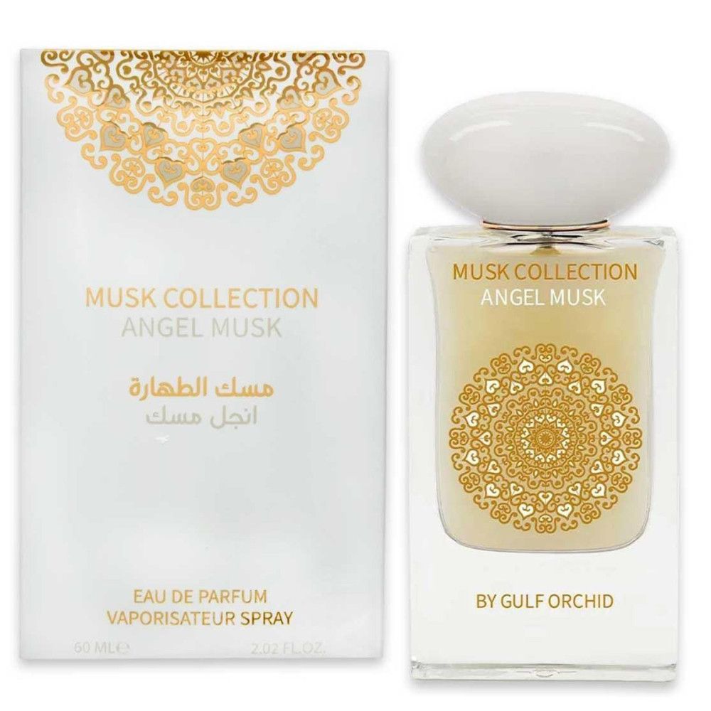 Parfümflakon neben Verpackung. Flakon: weißer Verschluss, Aufschrift: Musk Collection Angel Musk. Verpackung: Text und goldenes Muster.