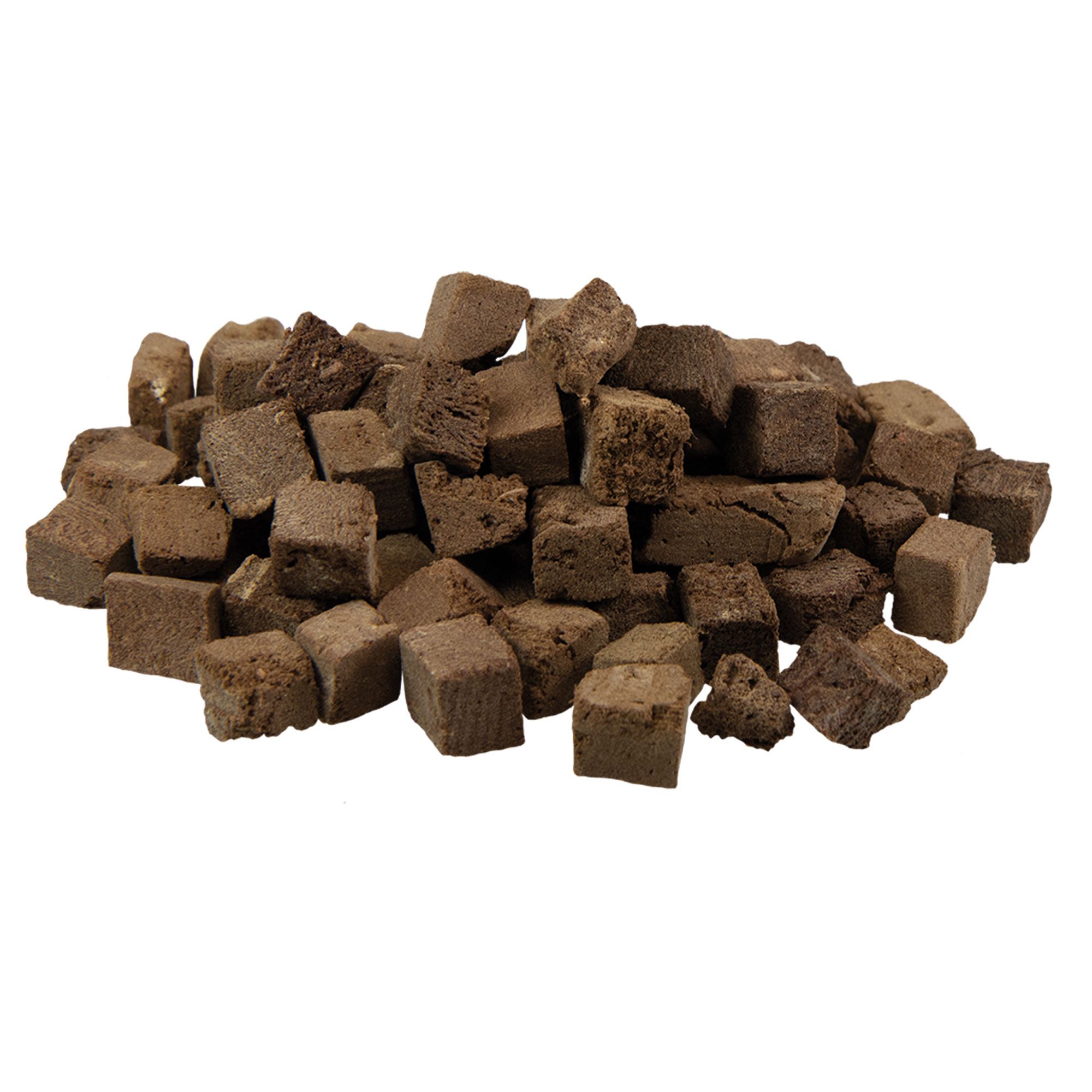 Haufen von braunen, würfelförmigen Hundesnacks. Einzelne Stücke mit unregelmäßiger Oberfläche.