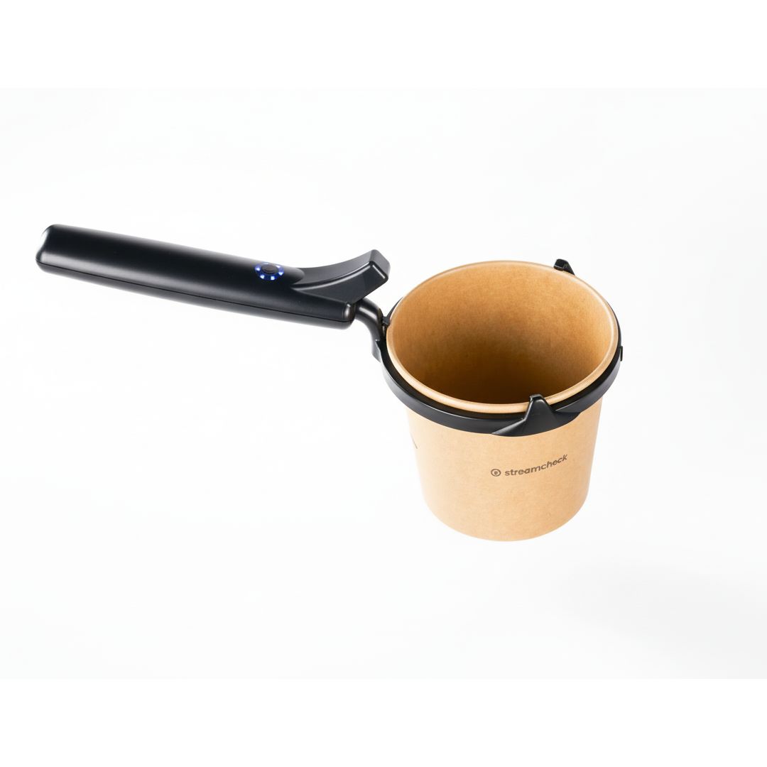 Schwarzer Griff mit Becherhalterung und Papierbecher. Becher mit Logo. Auf weißem Hintergrund.