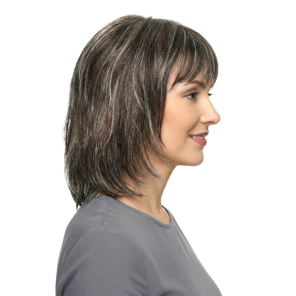 Frau mit Perücke. Dunkelbraunes Haar mit helleren Strähnen, Seitenansicht.