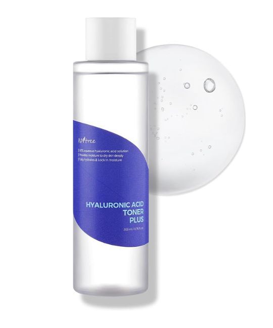 Transparente Flasche mit blauem Etikett und Flüssigkeit daneben. Aufschrift: Hyaluronic Acid Toner Plus.