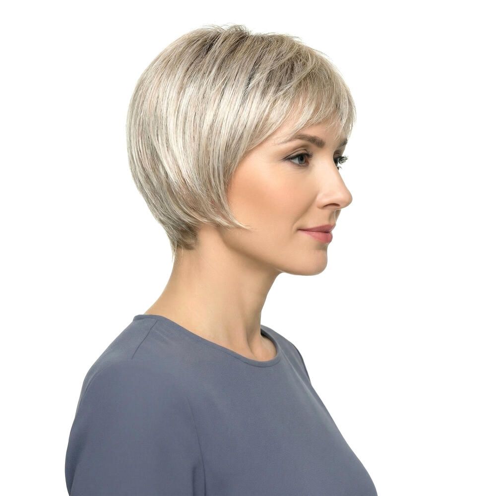 Kurzhaarperücke mit Seitenscheitel, blondiertes Haar. Frau im Profil, graues Oberteil.